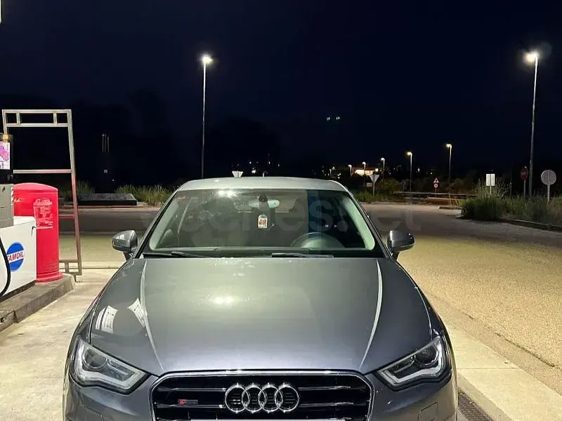 Usado Audi A3 Attraction 105 CV (77 kW) 2014 Gris / plata Berlina