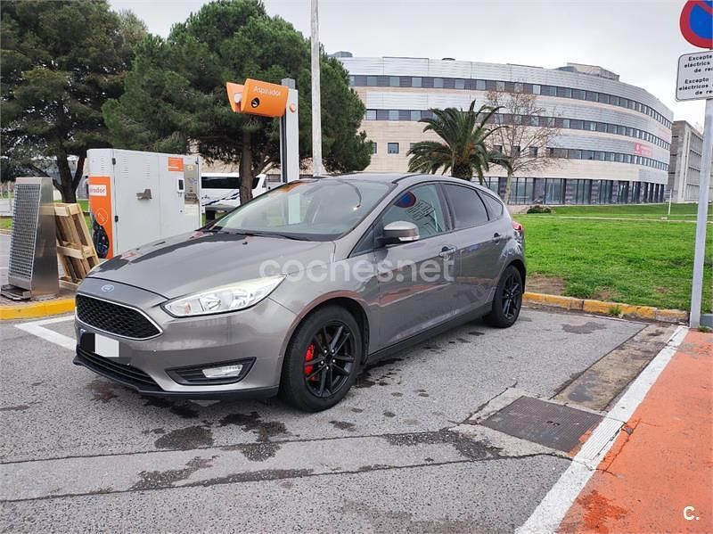 Usado Ford Focus Trend 125 CV (91 kW) 2015 Gris / plata Berlina