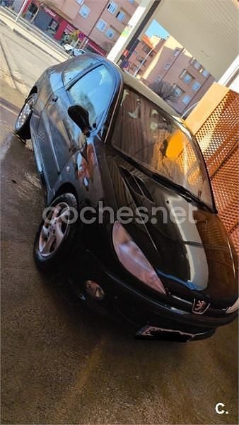 Usado Peugeot 206 90 CV (66 kW) 2002 Negro Berlina