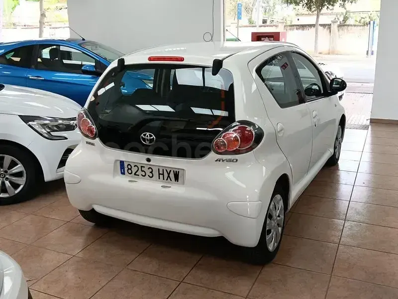 Usado Toyota Aygo City 68 CV (50 kW) 2014 Blanco Utilitario