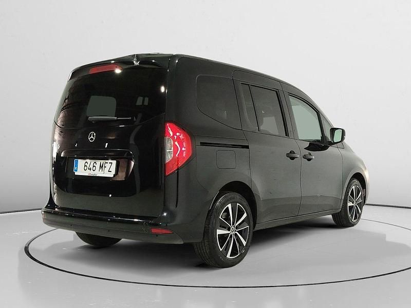 Usado Mercedes T180 116 CV (85 kW) 2023 Negro Monovolumen