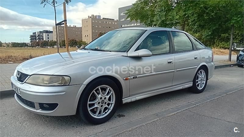 Gris / plata Usado 2002 Opel Vectra Sport Berlina | 1350 € (Precio justo) - Imagen 1/4