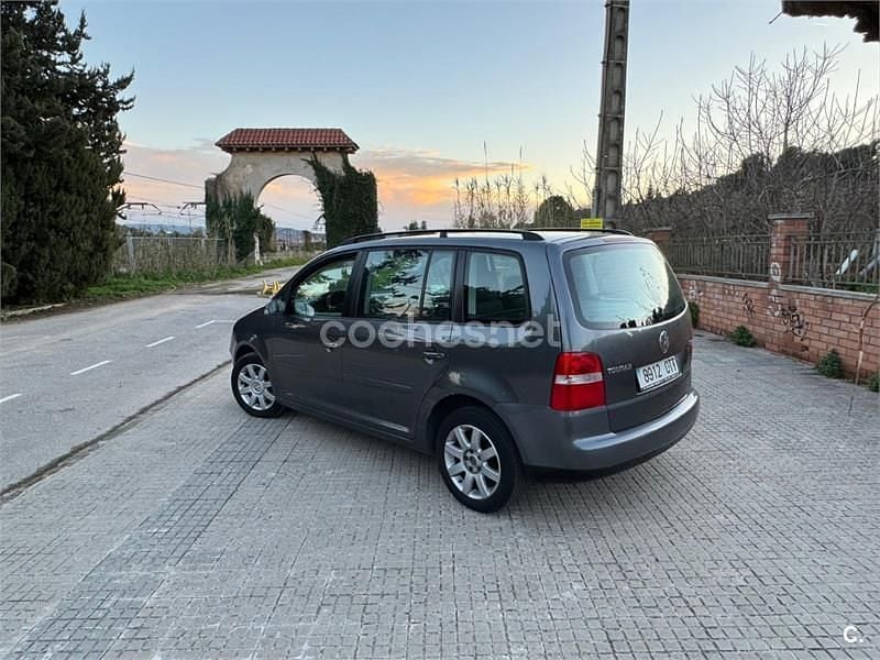 Usado VW Touran Highline 136 CV (100 kW) 2004 Gris / plata Monovolumen