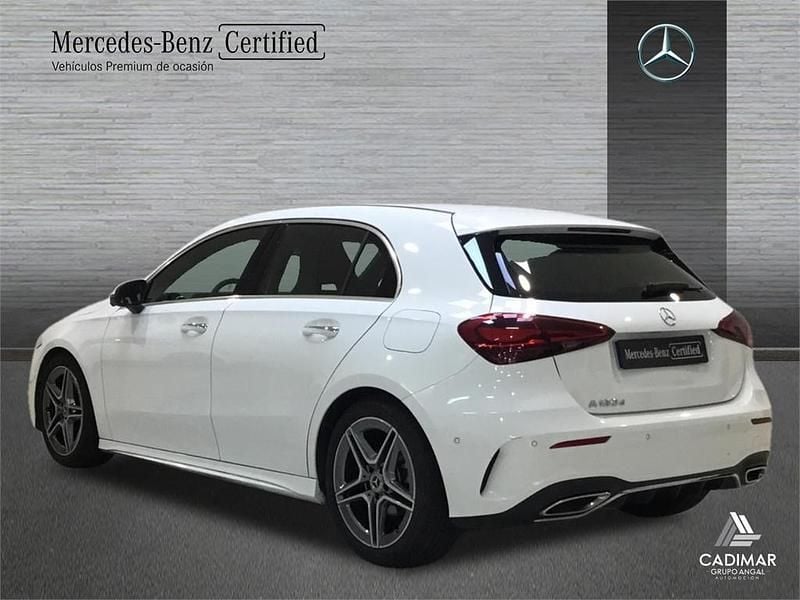 Usado Mercedes A180 AMG line 116 CV (85 kW) 2024 Blanco polar Berlina