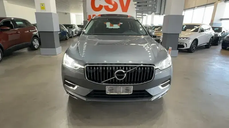 Usado Volvo XC60 Core 350 CV (257 kW) 2021 Gris / plata SUV