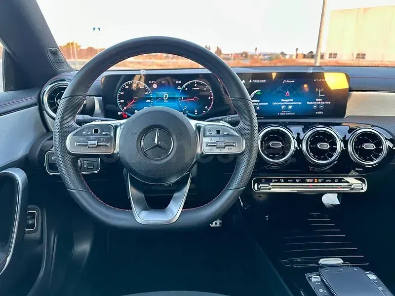 Usado Mercedes CLA200 150 CV (110 kW) 2025 Azul Berlina