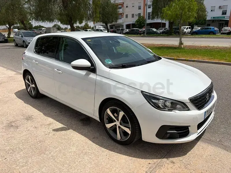 Usado Peugeot 308 Allure 130 CV (95 kW) 2018 Blanco Berlina