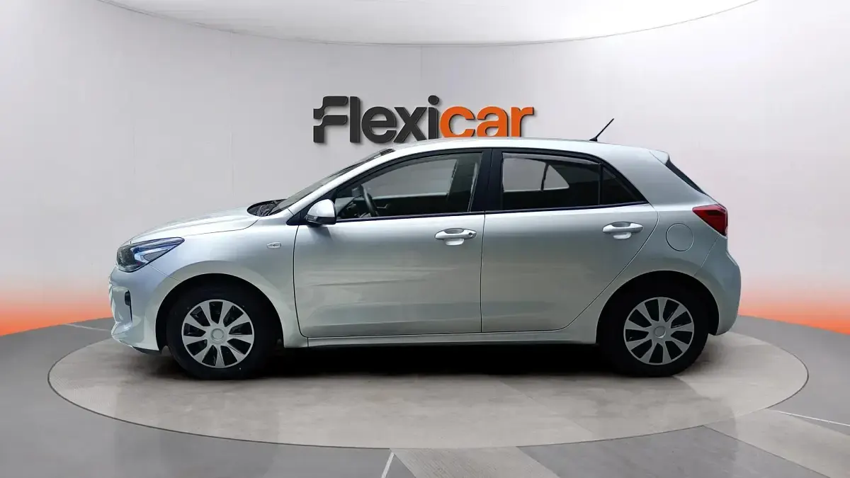 Usado Kia Rio 84 CV (61 kW) 2020 Gris Berlina
