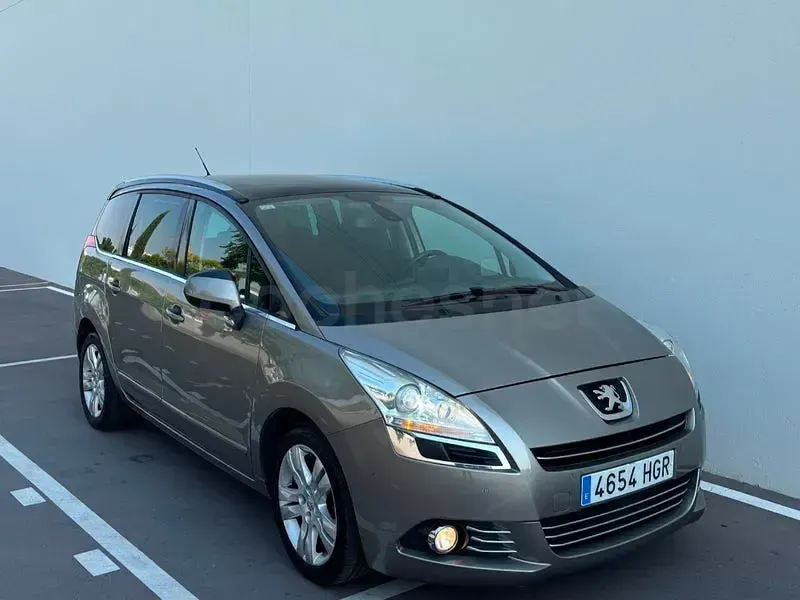 Usado Peugeot 5008 Sport 150 CV (110 kW) 2011 Beige Monovolumen