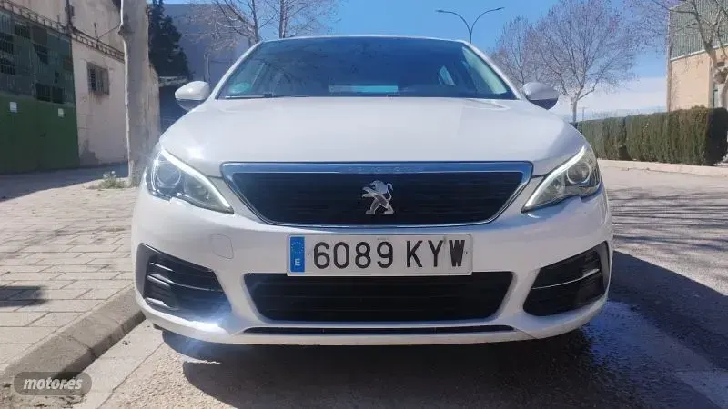 Usado Peugeot 308 100 CV (73 kW) 2019 Blanco Berlina