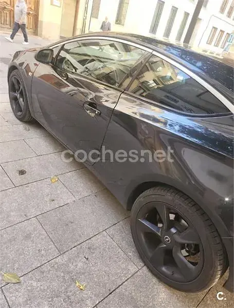 Usado Opel Astra GTC Sportive 140 CV (102 kW) 2015 Negro Berlina