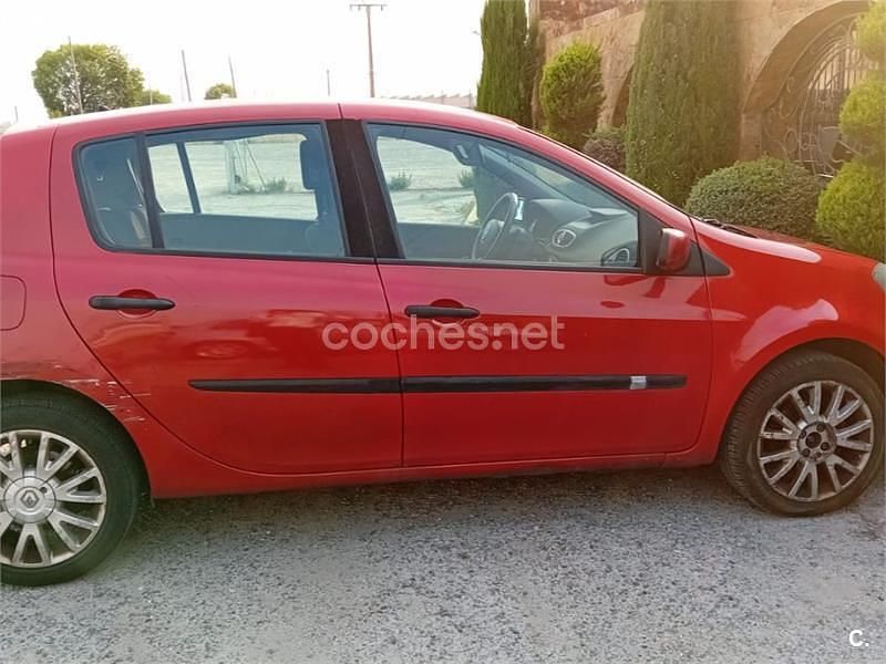 Usado Renault Clio II Dynamique 85 CV (62 kW) 2007 Rojo Berlina