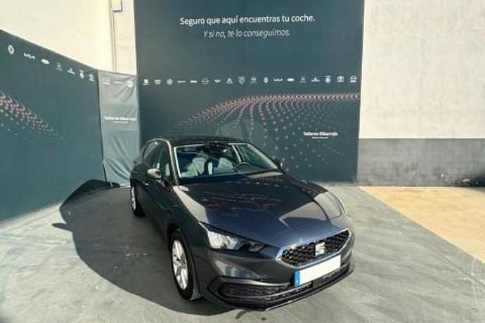 Usado Seat Leon Style 116 CV (85 kW) 2024 Gris Familiar