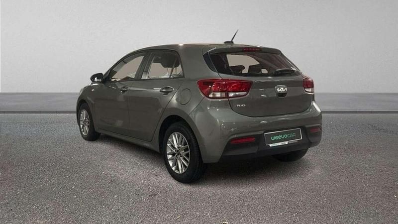 Usado Kia Rio 101 HP (74 kW) 2023 Verde Citadino