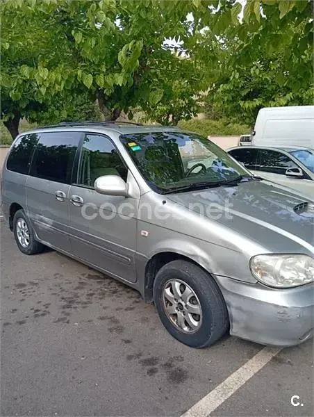 Usado Kia Carnival LX 144 CV (105 kW) 2005 Gris / plata Monovolumen