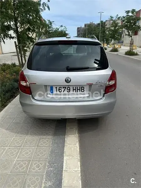 Usado Skoda Fabia 75 CV (55 kW) 2011 Gris / plata Familiar