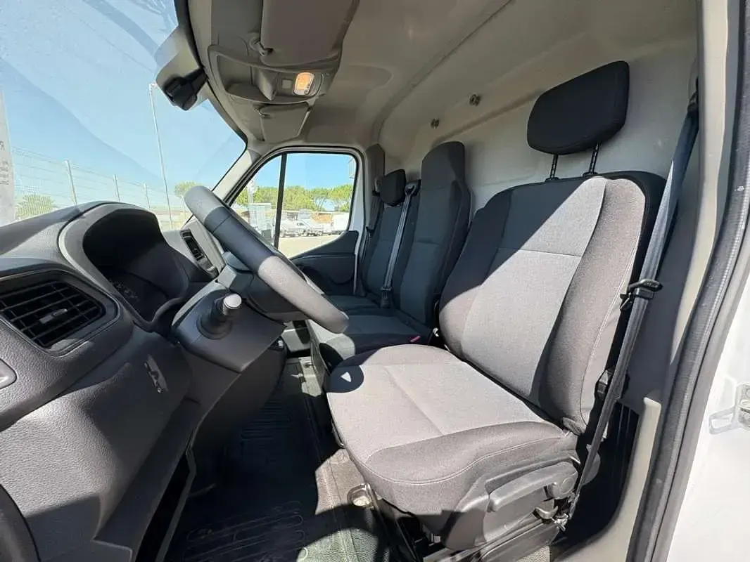 Usado Renault Master 135 CV (99 kW) 2023 Blanco Monovolumen