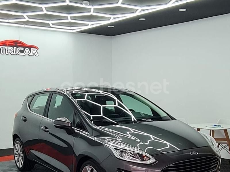 Gris / plata Usado 2017 Ford Fiesta Titanium Berlina | 13.900 € (Caro) - Imagen 1/4