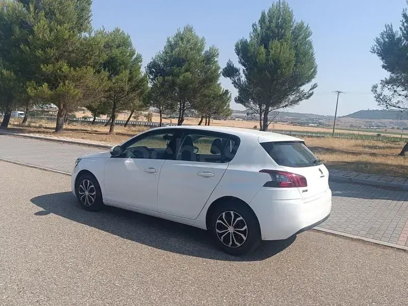Usado Peugeot 308 Access 100 CV (73 kW) 2018 Blanco Berlina