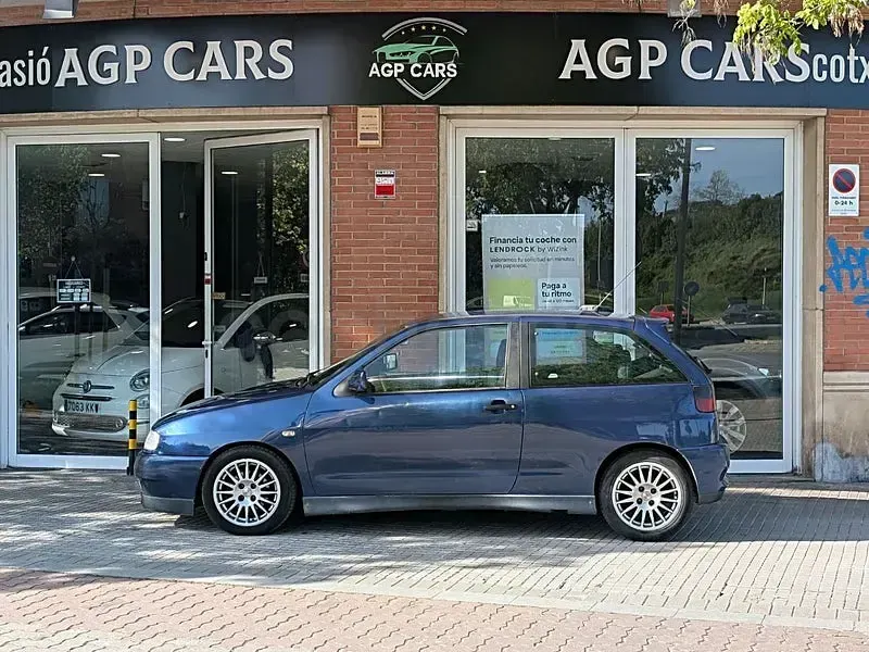 Usado Seat Ibiza 110 CV (80 kW) 1998 Azul Utilitario