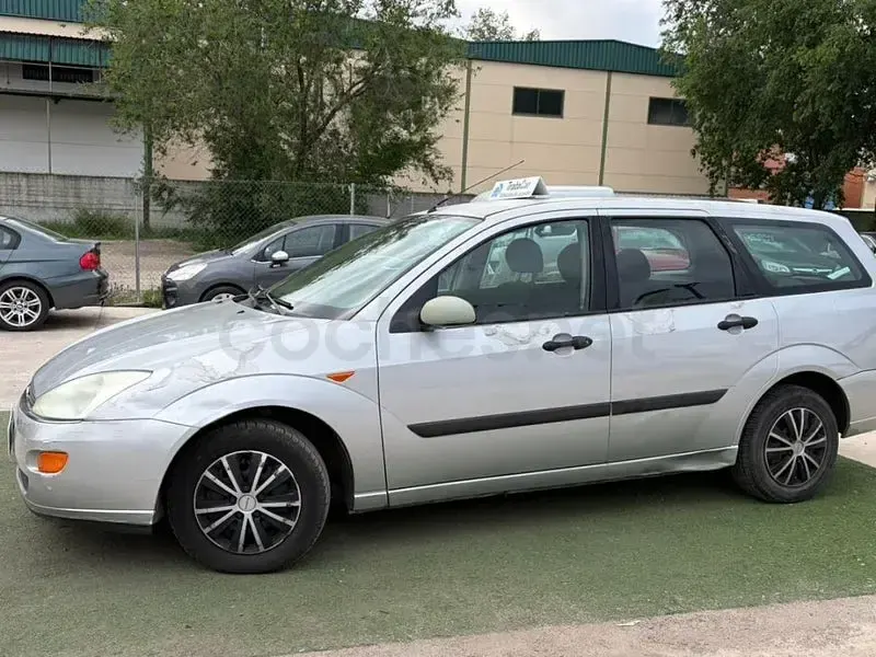 Usado Ford Focus Ambiente 100 CV (73 kW) 2000 Gris / plata Familiar