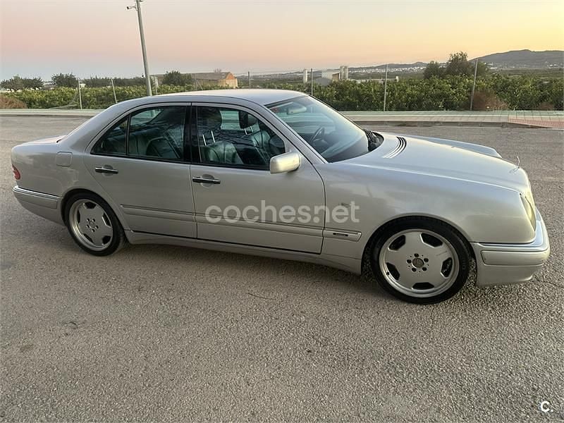 Usado Mercedes E55 AMG AMG 354 CV (260 kW) 1999 Gris / plata Berlina