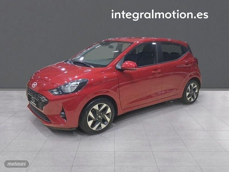 Usado Hyundai i10 66 CV (48 kW) 2023 Rojo Utilitario