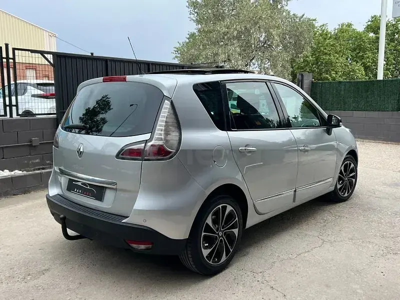 Usado Renault Scénic III Bose Edition 110 CV (80 kW) 2016 Gris / plata Monovolumen