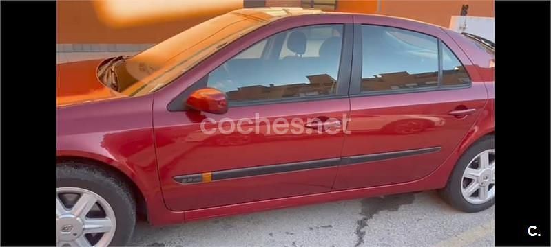 Usado Renault Laguna II Expression 150 CV (110 kW) 2004 Granate Berlina