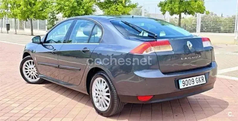 Usado Renault Laguna III Expression 130 CV (95 kW) 2009 Gris / plata Berlina