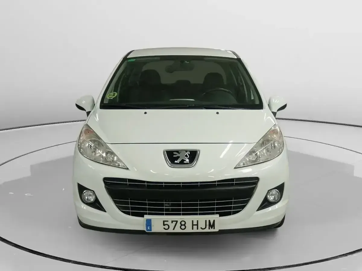 Usado Peugeot 207 Active 70 CV (51 kW) 2012 Blanco Berlina