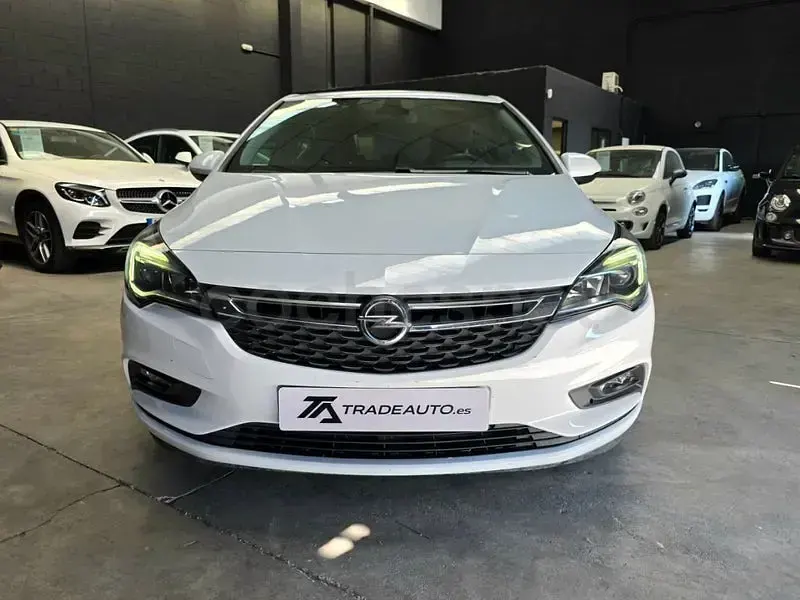 Używany Opel Astra Dynamic 110 KM (80 kW) 2019 Biały Sedan/Limuzyna