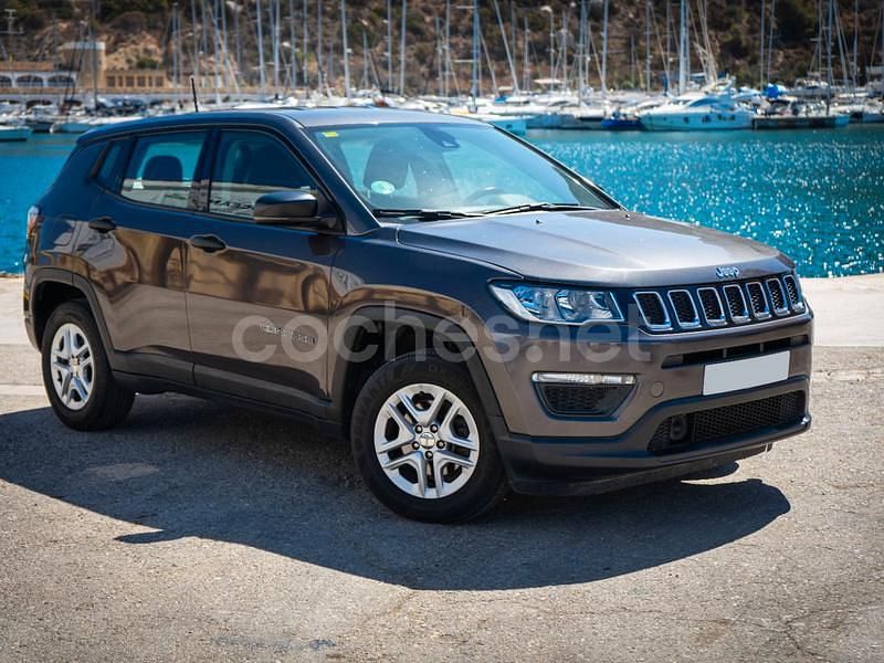 Usado Jeep Compass Sport 140 CV (102 kW) 2019 Gris / plata SUV