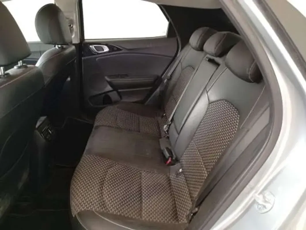 Usado Kia XCeed 136 CV (100 kW) 2024 Gris SUV