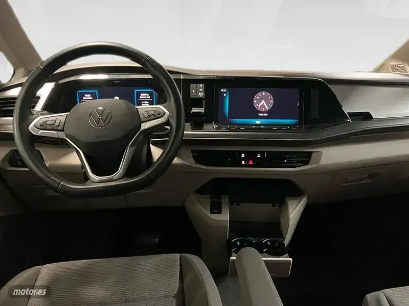 Usado VW Multivan 150 CV (110 kW) 2025 Plateado Monovolumen