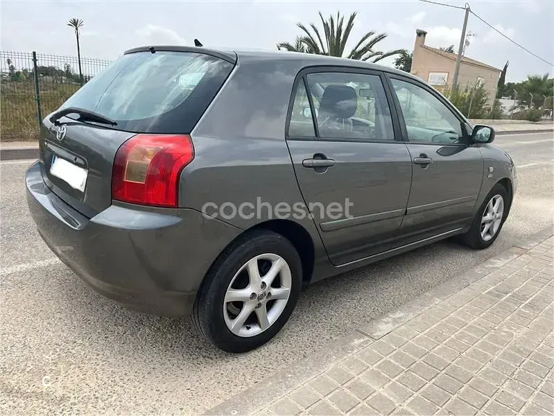 Usado Toyota Corolla Sol 116 CV (85 kW) 2004 Gris / plata Berlina