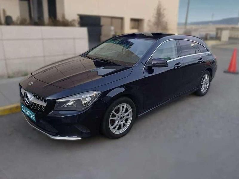 Usado Mercedes CLA200 Shooting Brake 136 CV (100 kW) 2018 Negro Familiar
