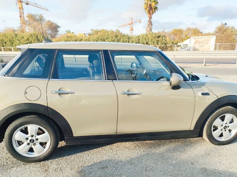 Usado Mini ONE 102 CV (75 kW) 2020 Beige Utilitario