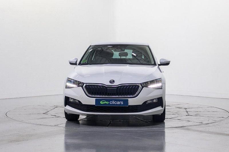 Usado Skoda Scala Ambition 110 CV (80 kW) 2022 Blanco Utilitario