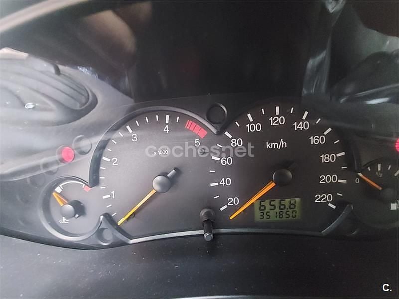 Gris / plata Usado 2001 Ford Focus Ghia Berlina | 1800 € (Un poco caro) - Imagen 1/4