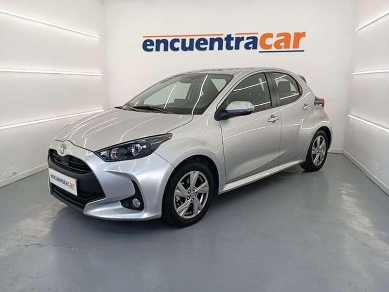 Usado Toyota Yaris Active 116 CV (85 kW) 2024 Plateado Utilitario