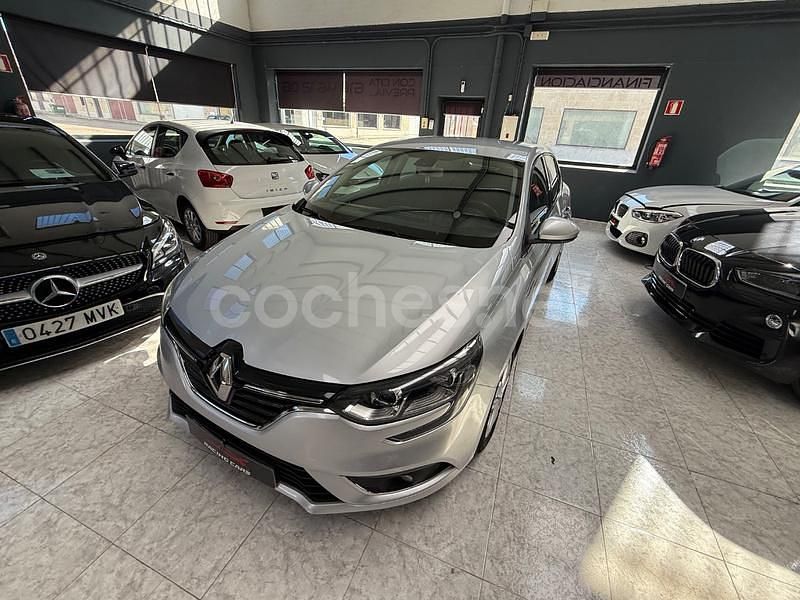 Usado Renault Mégane IV Business 95 CV (69 kW) 2020 Gris / plata Berlina