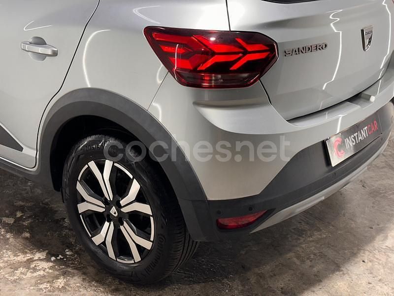 Usado Dacia Sandero Comfort 90 CV (66 kW) 2020 Gris / plata Berlina