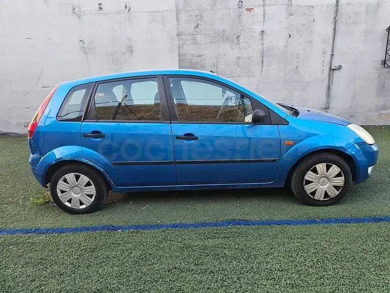 Usado Ford Fiesta 80 CV (58 kW) 2005 Azul Utilitario