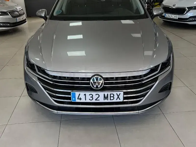 Usado VW Arteon Elegance 150 CV (110 kW) 2022 Gris / plata Berlina
