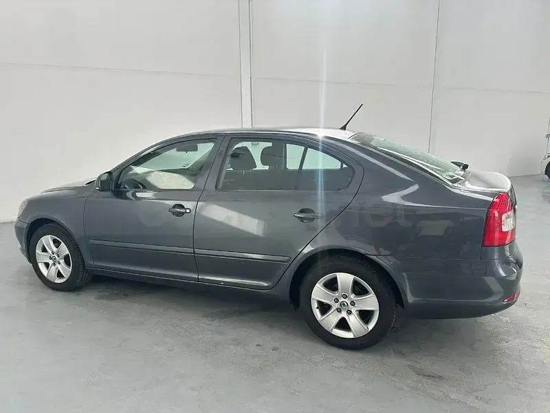 Usado Skoda Octavia Ambition 105 CV (77 kW) 2012 Gris / plata Berlina