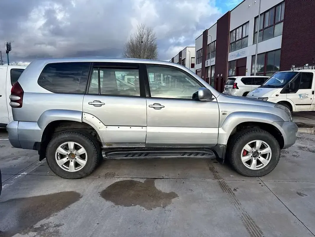 Usado Toyota Land Cruiser 166 CV (122 kW) 2008 Gris SUV