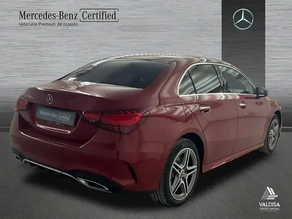 Usado Mercedes A250 AMG line 218 CV (160 kW) 2024 Manufaktur rojo patagonia Berlina