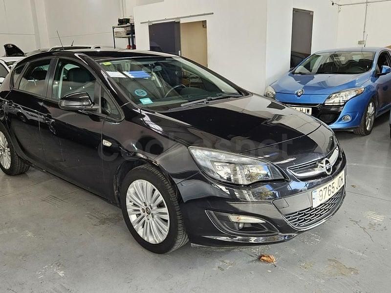 Usado Opel Astra Selective 115 CV (84 kW) 2015 Negro Berlina