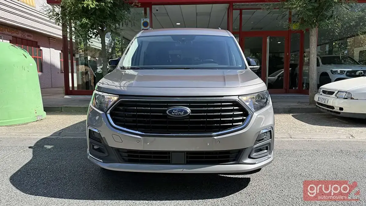 Usado Ford Tourneo Titanium 122 CV (89 kW) 2023 Plateado Van